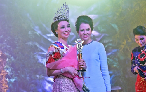 Bà Vũ Thuý Nga tại cuộc thi Hoa hậu doanh nhân thành đạt người Việt thế giới tại Mỹ
