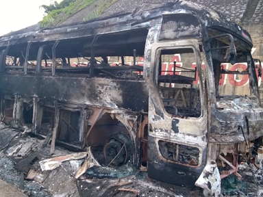 Xe giường nằm biển Lào cháy rụi trên đường Hồ Chí Minh