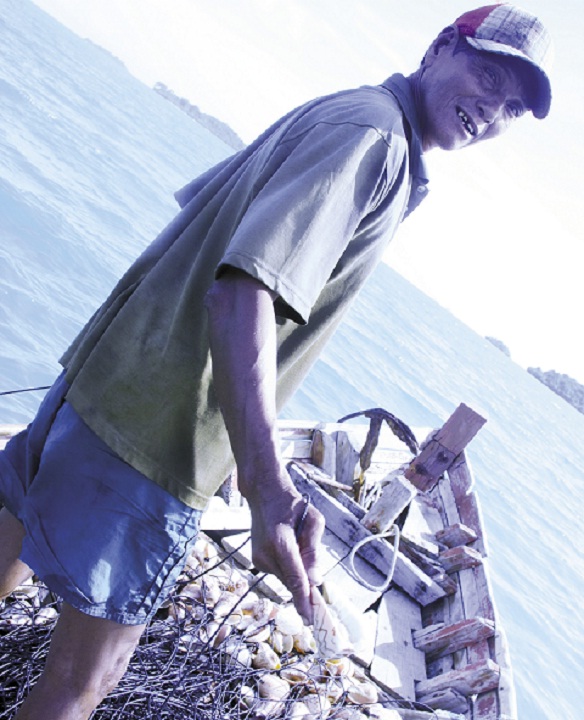 Bác Tám “bạch tuộc”, người có hơn 40 năm trong nghề cùng bộ dây vỏ ốc để câu bạch tuộc.