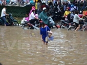 Mưa rất lớn ở nội thành Hà Nội, nguy cơ ngập nhiều tuyến phố