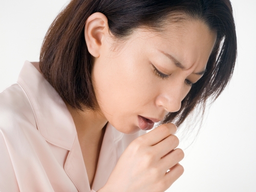  Ho là triệu chứng khá phổ biến của bệnh viêm họng. Nhưng nếu thấy ho dai dẳng, kéo dài khoảng 3 tuần và thường vào buổi sáng khi thức dậy, bạn nên cẩn trọng. Ảnh minh họa.