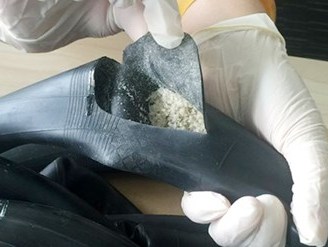 Phát hiện 4,5kg tiền chất ma túy giấu trong săm xe máy