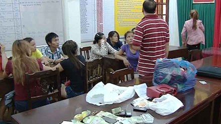  Ổ bạc 15 người, với đa số là phụ nữ, vừa bị Công an thành phố Huế phát hiện bắt quả tang tại phường Phường Đúc.