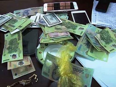 Hốt gọn ổ bạc quý bà tại Huế