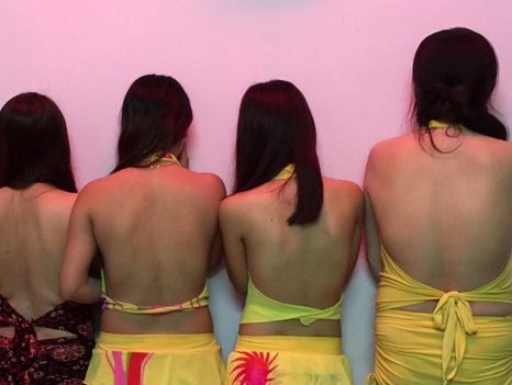 Nữ tiếp viên mặc bikini phục vụ khách karaoke ở Sài Gòn