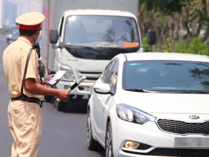 Ôtô vượt đèn đỏ bị giữ xe 30 ngày có đúng không