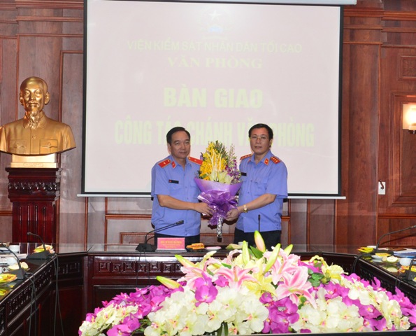 Phó Viện trưởng Thường trực VKSNDTC Nguyễn Hải Phong tặng hoa chúc mừng đồng chí Trần Anh Tuấn nhận nhiệm vụ mới