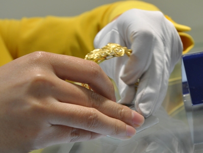 Giá bán vàng trong nước mất mốc 37 triệu đồng