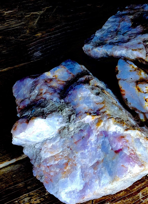 Bí ẩn hòn đá tím khổng lồ bên sườn núi Karam - Kỳ 2