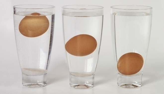 Chỉ cần 5 giây biết ngay trứng hỏng hay trứng tươi mới