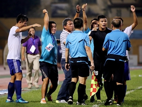 Trọng tài lại tiếp tục gây bão