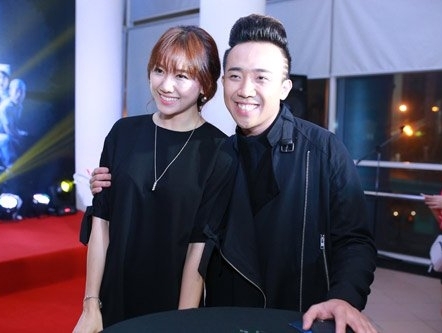 Trấn Thành - Hari Won đang diễn với công chúng