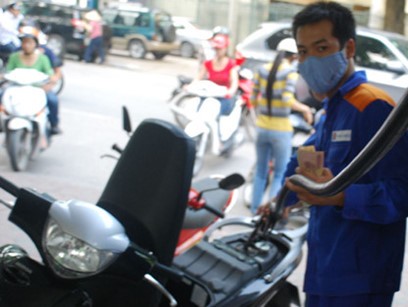 Giảm giá xăng từ 15h00 hôm nay còn 15 303 đồng lít RON 92