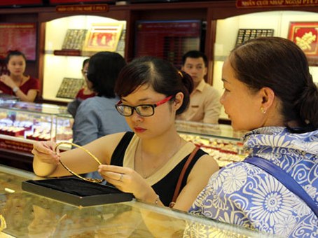 Giá vàng tiếp tục giảm mạnh, tỷ giá nhích nhẹ