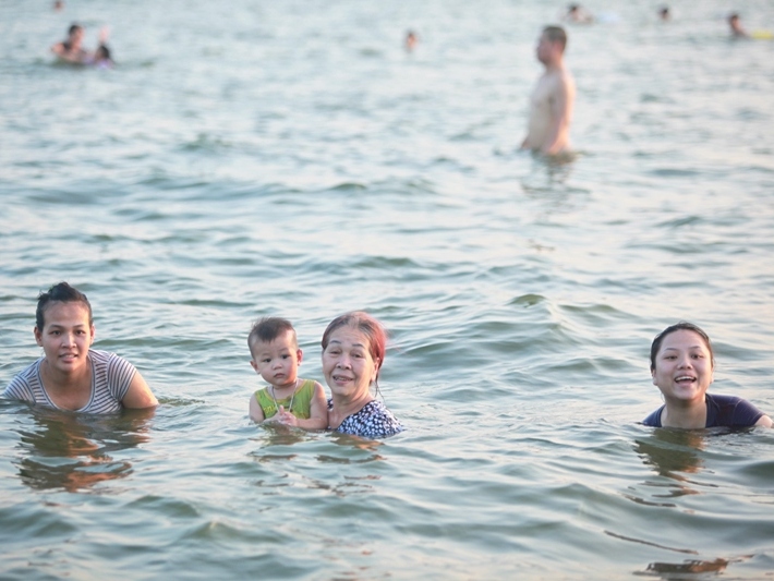 Cân nhắc chế tài để dẹp bỏ bãi tắm hồ Tây