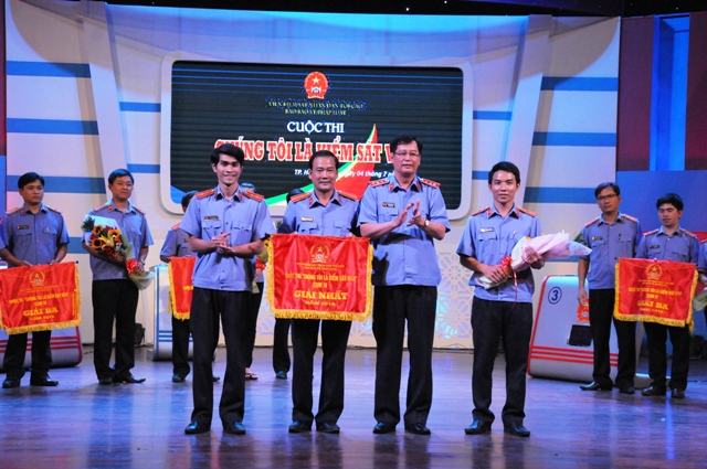 TS. Trần Công Phàn, Phó Viện trưởng VKSNDTC, Trưởng Ban chỉ đạo cuộc thi trao giải nhất cho đội Bình Định