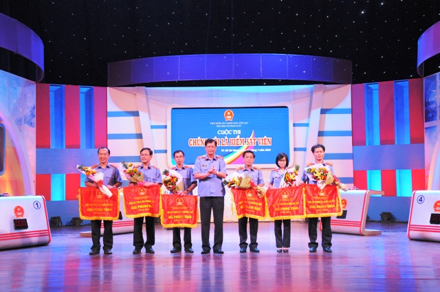Đồng chí Trần Công Phàn, Phó Viện trưởng VKSNDTC trao cờ lưu niện cho 6 đội đạt giải phong trào
