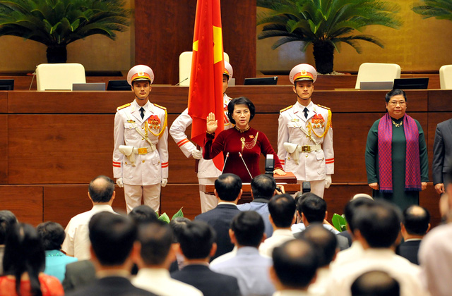  Bà Nguyễn Thị Kim Ngân cam kết sẽ cùng các đại biểu Quốc hội phấn đấu tiếp tục đổi mới để nâng cao chất lượng hoạt động của Quốc hội. (Ảnh: HL)