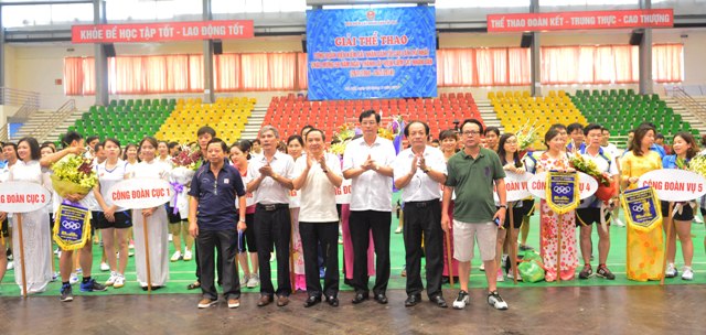 Lãnh đạo VKSNDTC tặng Cờ lưu niệm và tặng hoa chúc mừng các đội tham dự Giải thể thao