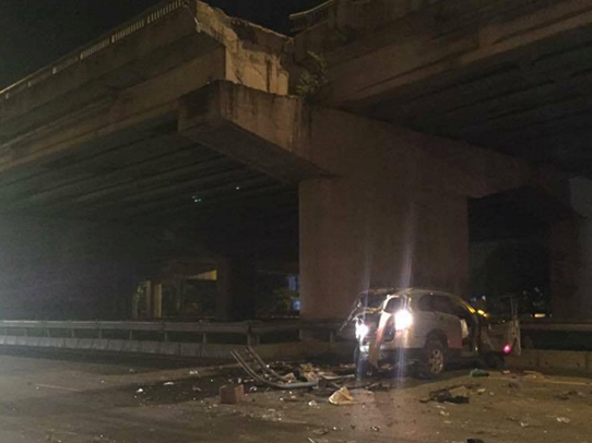 Xe 7 chỗ lao qua lan can cầu vượt trên cao, tài xế tử vong