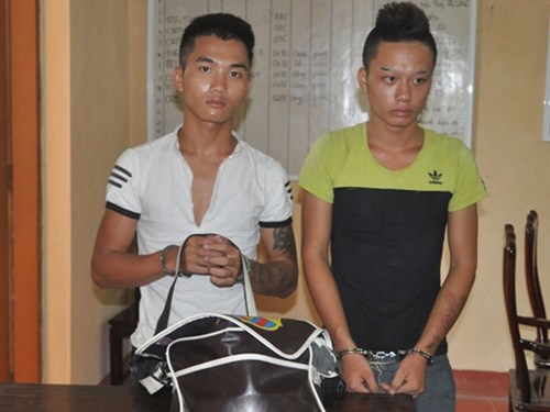 Người lái xe ôm giả chết, thoát khỏi 2 tên cướp