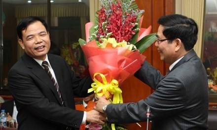  Ông Nguyễn Xuân Cường (bìa trái) tại thời điểm được bổ nhiệm giữ chức Thứ trưởng Nông nghiệp và phát triển nông thôn.. Ảnh: Phạm Anh