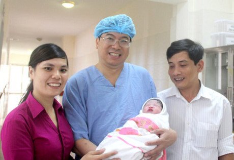  Ê-kíp các y, bác sĩ thực hiện thành công ca mang thai hộ đầu tiên tại Bệnh viện T.Ư Huế.