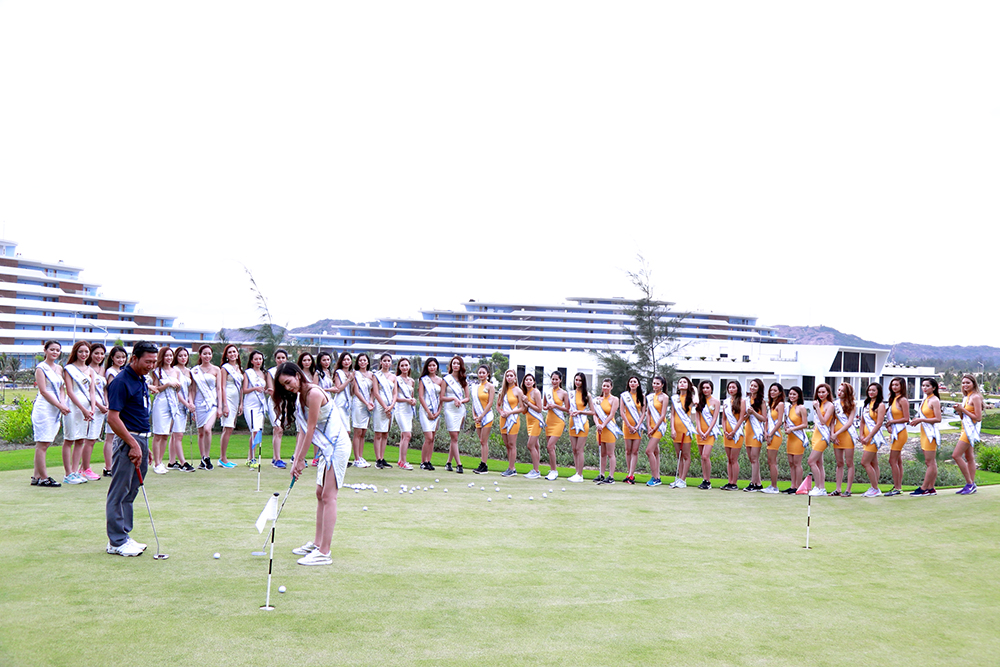  Các thí sinh hào hứng được hướng dẫn chơi golf tại sân Golf đẹp nhất châu Á