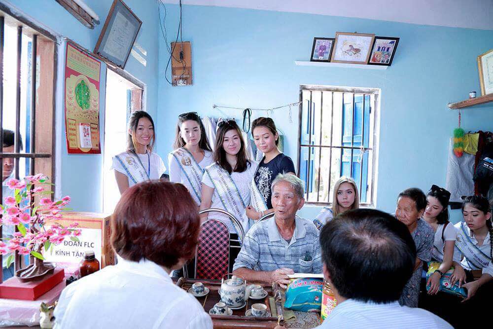 Thí sinh cùng đại diện Tập đoàn FLC thăm hỏi, động viên gia đình có công với cách mạng ở xã Nhơn Lý, TP Quy Nhơn