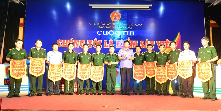 Đồng chí Trần Công Phàn, Phó Viện trưởng VKSNDTC trao Cờ lưu niệm cho các đội thi của Cụm 2