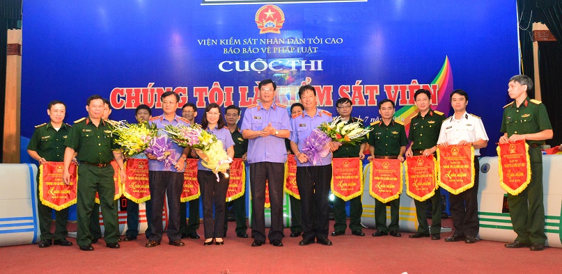 Đồng chí Trần Công Phàn, Phó Viện trưởng VKSNDTC tặng hoa Ban giám khảo và Cờ lưu niệm cho các đội thi