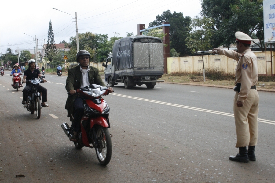Lỗi vượt đèn đỏ với xe máy bị phạt tối đa 400 ngàn đồng. (Ảnh: Báo Đắk Lắk)