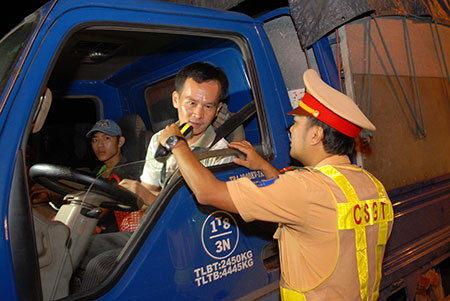  CSGT kiểm tra nồng độ cồn của các tài xế tại TPHCM. (Ảnh: Trung Kiên)
