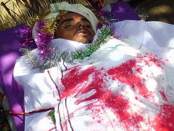 Nạn nhân bị rắn độc cắn bất ngờ tỉnh dậy trong lễ tang của mình