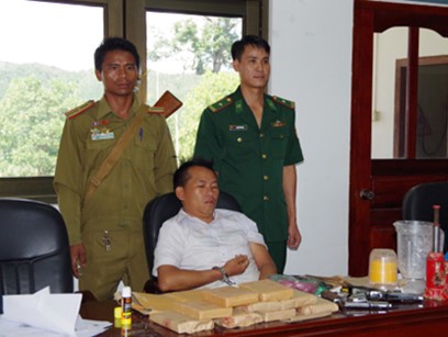 Bắt đối tượng người Lào vận chuyển 10 bánh heroin