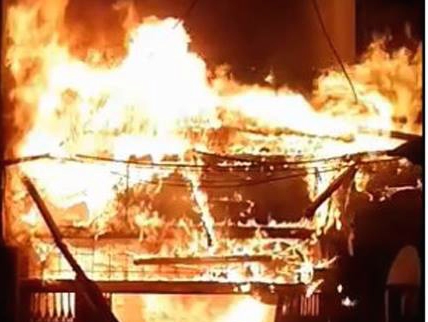 Phố gỗ Đê La Thành nháo nhào vì đám cháy lớn