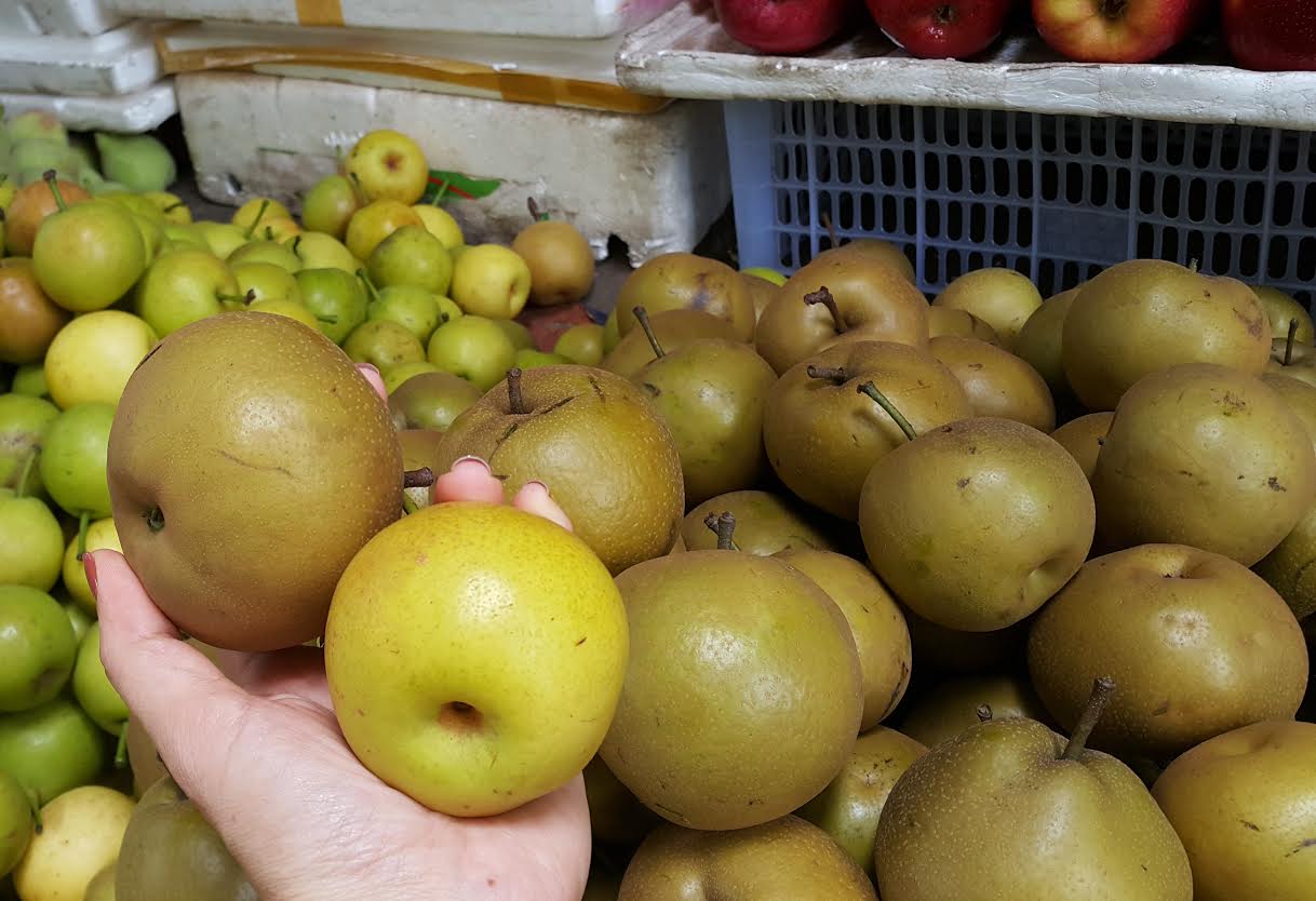 Táo, lê vắng khách  Không ăn vì hàng Tàu