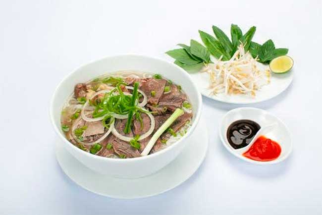  Phở – món ăn được hầu hết những người nổi tiếng lựa chọn thử khi đến Việt Nam.
