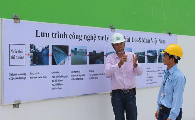 Đại diện của Lee & Man giới thiệu hệ thống xử lý nước thải mà họ cho là hiện đại nhất tại Nhà máy giấy Lee & Man, Hậu Giang – (Ảnh: Tiến Trình Báo Tuổi trẻ)