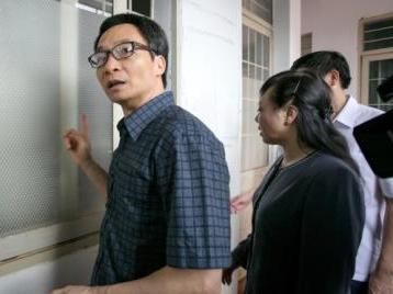 Phó Thủ tướng lắc đầu nhìn trạm y tế  đóng cửa với dân