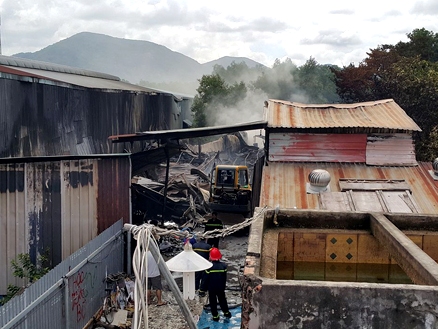 Cháy hơn 5 giờ, 1 000 m2 nhà xưởng bị thiêu rụi