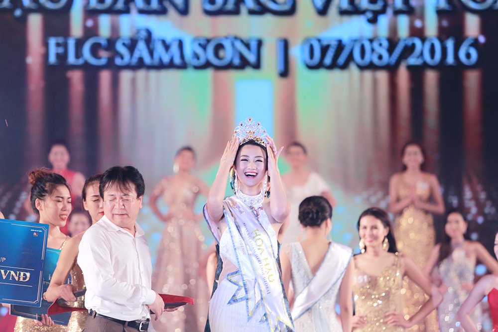  Trần Thu Ngân đăng quang ngôi vị Hoa hậu Bản sắc Việt toàn cầu năm 2016