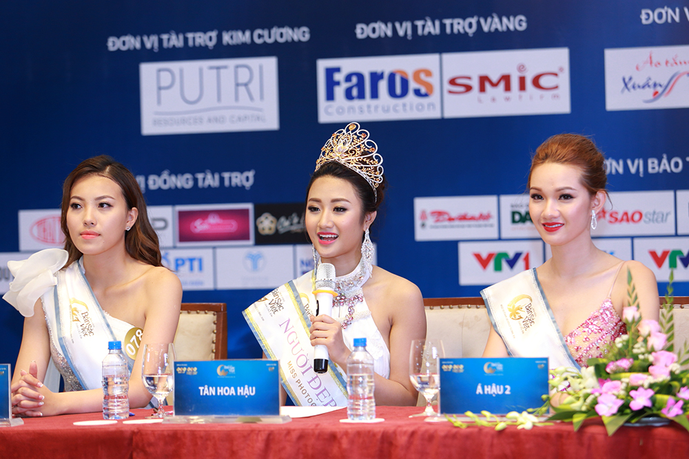  Hoa hậu và Á hậu 1, Á hậu 2 tại cuộc gặp gỡ báo chí ngay sau đêm chung kết