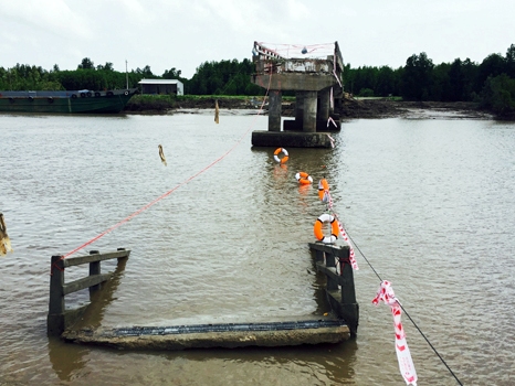 Cầu hơn 4 tỷ đồng chưa nghiệm thu đã sập