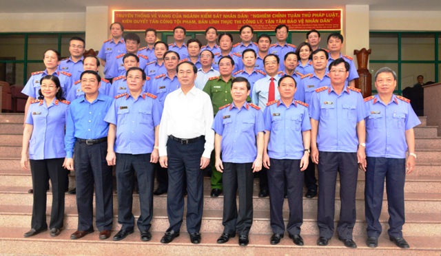 Chủ tịch nước Trần Đại Quang chụp ảnh lưu niệm với tập thể Lãnh đạo Viện và Thủ trưởng các đơn vị thuộc VKSNDTC