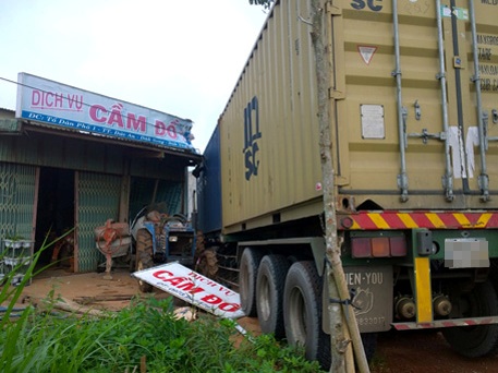 Đắk Nông Xe container nổ lốp, húc đổ 2 căn nhà
