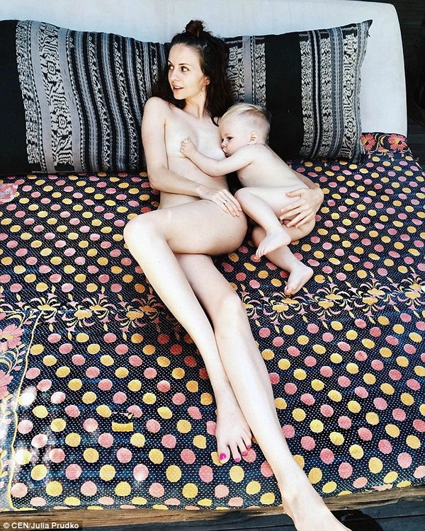  Hình ảnh khỏa thân của Julia và con trai “gây sốt” sau khi chia sẻ lên mạng xã hội