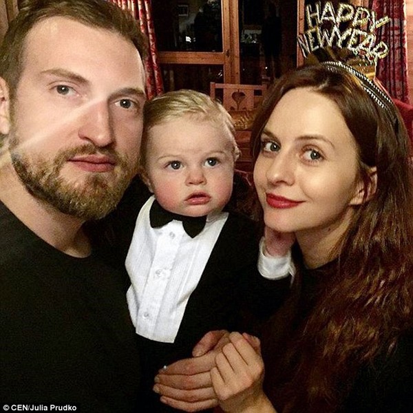  Julia chụp ảnh cùng chồng và con trai