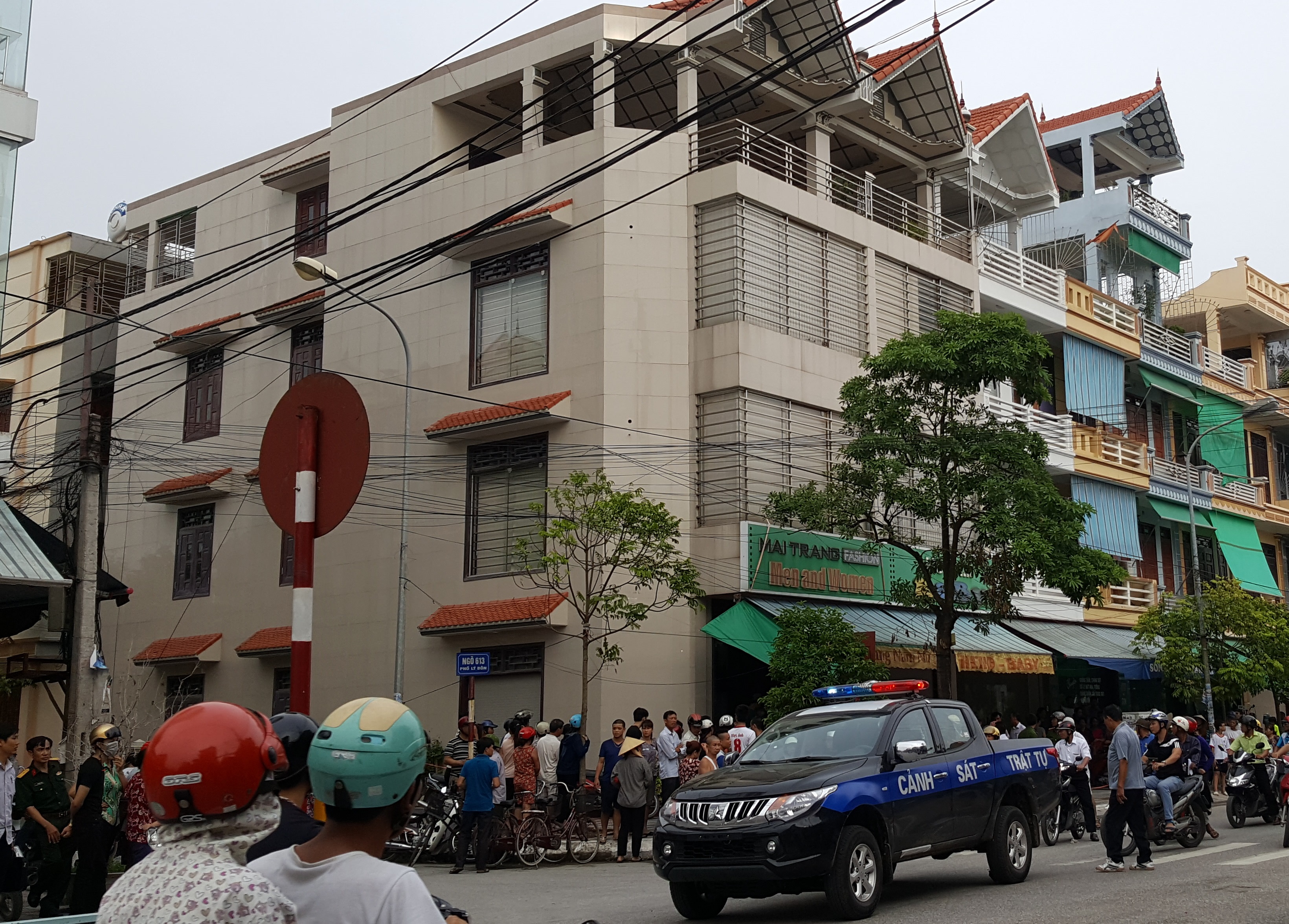 Quần chúng nhân dân đã bắt ngay kẻ sát nhân Nguyễn Văn Tuấn tại hiện trường.