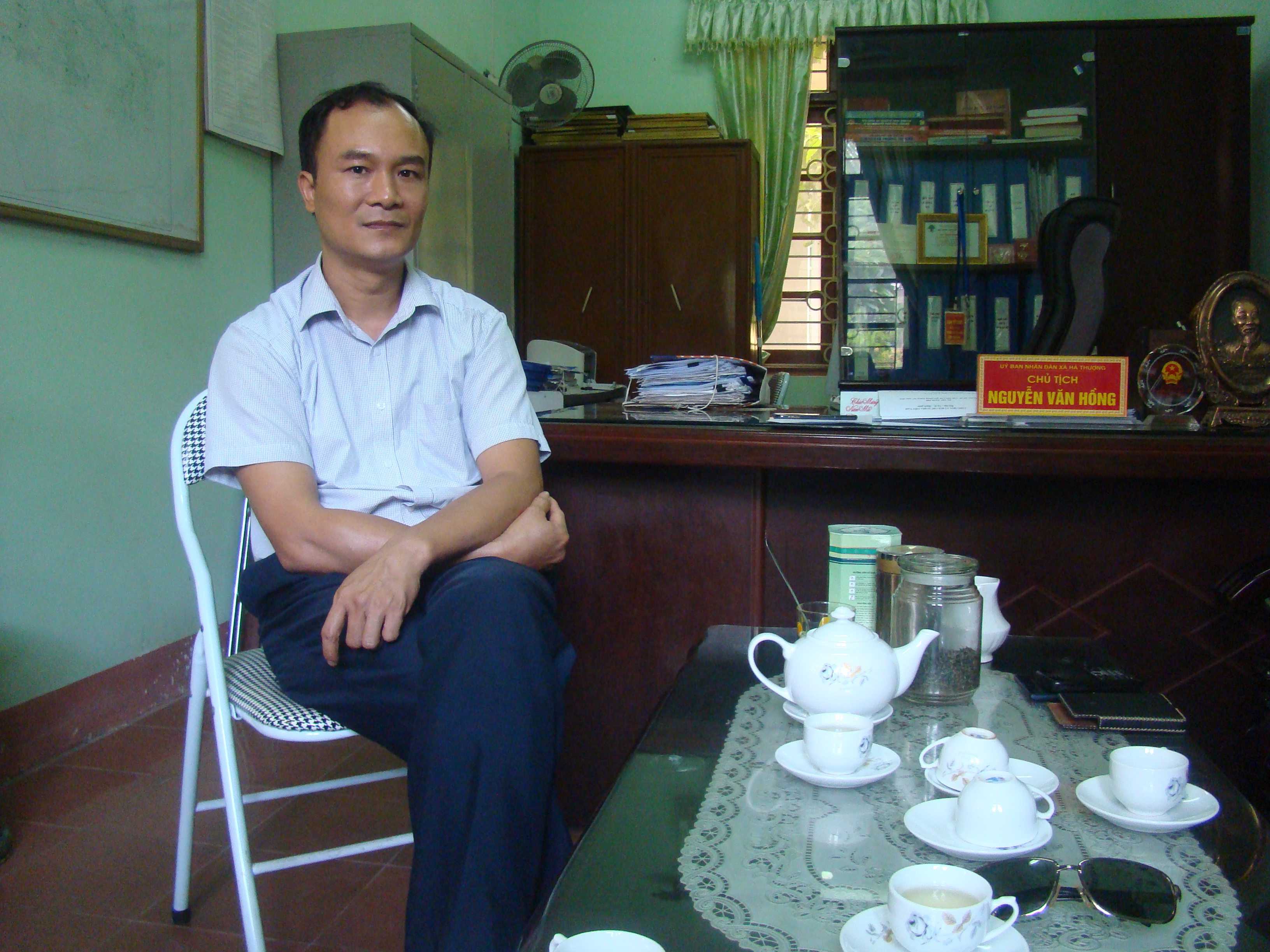 Ông Nguyễn Văn Hồng chủ tịch UBND xã trao đổi với phóng viên